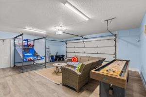 una sala de estar con una mesa de ping pong en Snook Haven, en Clearwater Beach