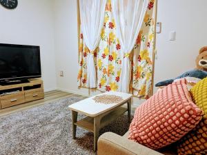 TV a/nebo společenská místnost v ubytování Modern New House in Akabane Direct Access to Ikebukuro Shinjuku 新宿池袋赤羽 ## Shuttle, Ticket, Restaurant reservation service ##