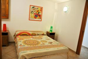 una piccola camera da letto con un letto in una stanza di Casa Elly tra mare e natura a Sperlonga