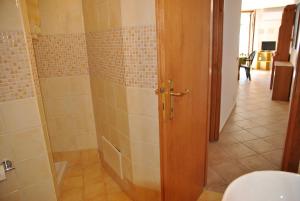 un bagno con doccia con porta in vetro di Casa Elly tra mare e natura a Sperlonga Altre 19 foto