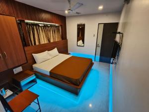 コールハープルにあるHotel Girija Residencyのベッドルーム1室(大型ベッド1台付)
