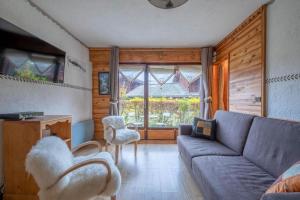 Et opholdsområde på Cosy alpine apartment with pool and stunning views