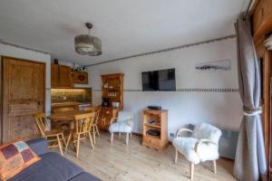 Køkken eller tekøkken på Cosy alpine apartment with pool and stunning views