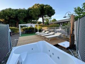 Bazén v ubytování Apt Nettuno - Relax Privè - 3 Bedrooms - 2 Baths - AC - Parking - Wifi nebo v jeho okolí