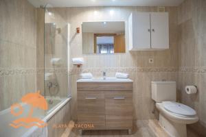 een badkamer met toilet, wastafel en douche bij Front Sun Beach Apartment in Valencia +15 foto's