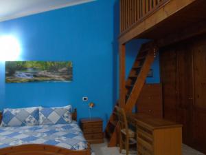 una camera con pareti blu e un letto a castello di Casa da Pina a Càbras