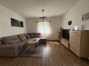 a living room with a couch and a table at Apartman mirna lokacija s pogledom i parkingom in Vodnjan
