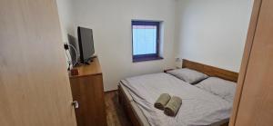 Postel nebo postele na pokoji v ubytování Chopok Juh apartmán Yeti + 8 fotografií