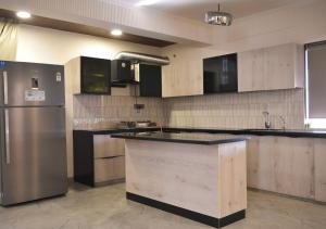 Penthouse in Jaipur by The Sanctum的厨房或小厨房