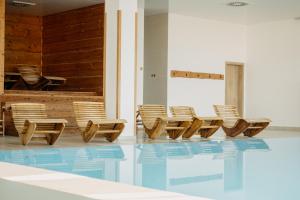 Bazén v ubytování Hotel Kristian nebo v jeho okolí