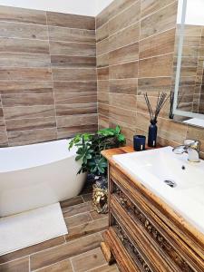 Un baño con bañera, lavabo y bañera. en Dolce Vita, Luxury & Sea View - Front of Casino, en San Remo 45 fotos más