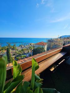 un balcón de madera con vistas al océano en Dolce Vita, Luxury & Sea View - Front of Casino, en San Remo