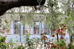 A balcony or terrace at Rentoulia Apartments