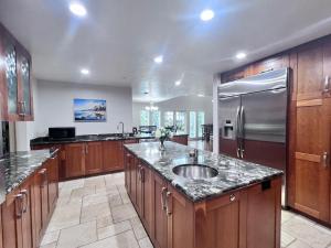 cocina grande con fregadero y nevera en Destination #09, en Anaheim