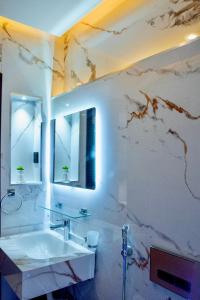 Kúpeľňa v ubytovaní W by Triple Tees Hotel and Suites
