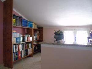 una stanza con due librerie piene di libri di Casa da Pina a Càbras