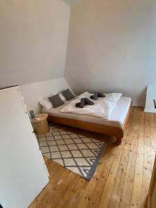 Postel nebo postele na pokoji v ubytování gemütliche rustikale Wohnung mit Kamin und optionalem Whirlpool