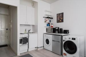 Kuchyň nebo kuchyňský kout v ubytování Cozy Studio Apt in Kamppi with Perfect Location