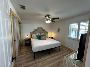 een slaapkamer met een bed en een plafondventilator bij Choose Memories Seacove 10H in Destin