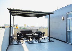 斋浦尔Penthouse in Jaipur by The Sanctum的屋顶上带桌椅的天井 更多6张照片