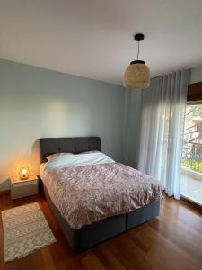 une chambre avec un lit et une fenêtre dans l'établissement Sunny Escape - Cottage in Moudania Chalkidiki, à Nea Moudania 10 autres photos