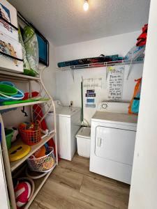 een kleine wasruimte met een wasmachine en droger bij Choose Memories Seacove 10H in Destin +36 foto's