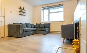 Long LawfordにあるDen Duplexのソファとテレビのあるリビングルーム