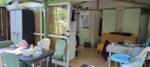 Χώρος καθιστικού στο Chalet dans Camping 3 étoiles à Vogüé