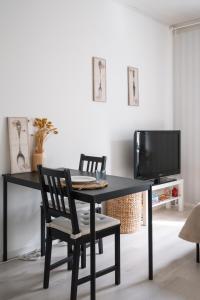 TV a/nebo společenská místnost v ubytování Cozy Studio Apt in Kamppi with Perfect Location