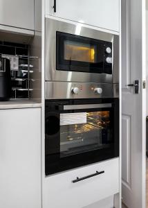 Long LawfordにあるDen Duplexのキッチン(電子レンジ付きオーブン)