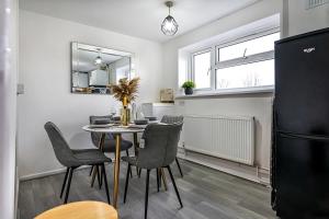 Long LawfordにあるDen Duplexのテーブルと椅子のあるキッチンとダイニングルーム