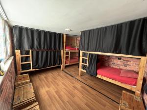 Postel nebo postele na pokoji v ubytování Lola backpacker's Hostel