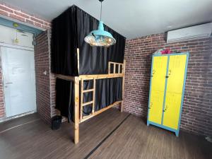 Palanda nebo palandy na pokoji v ubytování Lola backpacker's Hostel + 12 fotografií