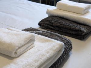 En eller flere senge i et værelse på Two apartments for larger group + 89 billeder