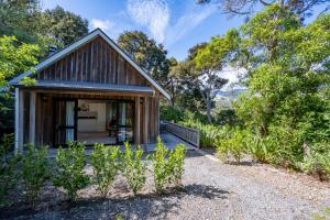 ein Haus mitten im Wald in der Unterkunft Laneside - Akaroa Holiday Cottage in Akaroa
