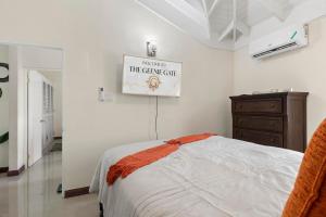 Old HarbourにあるFully Air Conditioned Colbeck Manor - The Geenie Gatesのベッドルーム1室(ベッド1台付)が備わります。