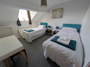 En eller flere senge i et værelse på Two apartments for larger group