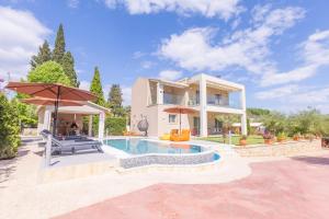 a villa with a swimming pool and a house at Ulivi Verdi Villa in Kontokali