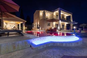 a house with a swimming pool at night at Ulivi Verdi Villa in Kontokali
