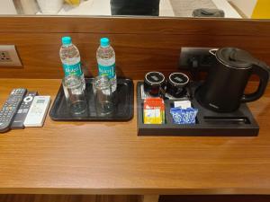 Příslušenství pro přípravu čaje a kávy v ubytování Hotel Flexi Residency Mumbai