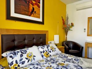 sypialnia z łóżkiem i obrazem na ścianie w obiekcie Apartamento Esencia - Ole Solutions w mieście Arcos de la Frontera