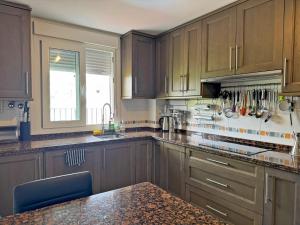 kuchnia z drewnianymi szafkami i blatem w obiekcie Apartamento Esencia - Ole Solutions w mieście Arcos de la Frontera