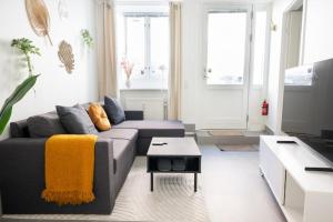 una sala de estar con un sofá y una mesa en Luxe - Cozy - Seas of Copenhagen, en Copenhague