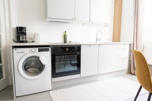 cocina blanca con lavadora en Luxe - Cozy - Seas of Copenhagen, en Copenhague 32 fotos más