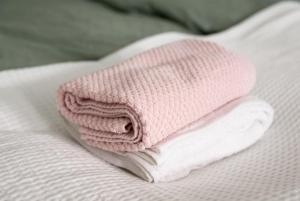 Un guante rosa encima de un libro. en Luxe - Cozy - Seas of Copenhagen, en Copenhague