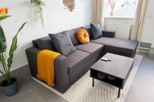 una sala de estar con un sofá y una mesa en Luxe - Cozy - Seas of Copenhagen, en Copenhague