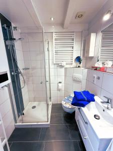 Un baño con ducha, inodoro y lavabo. en Bulgenshuus Bensersiel, en Esens 40 fotos más