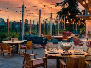 Reštaurácia alebo iné gastronomické zariadenie v ubytovaní Novotel Madrid City Las Ventas
