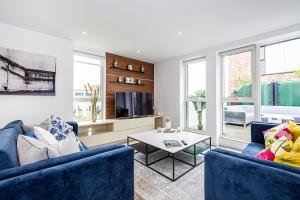 TV a/nebo společenská místnost v ubytování Chiswick Park 3 bed 3 bath West London - Parking