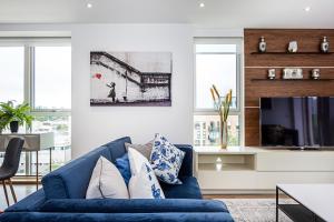 TV a/nebo společenská místnost v ubytování Chiswick Park 3 bed 3 bath West London - Parking